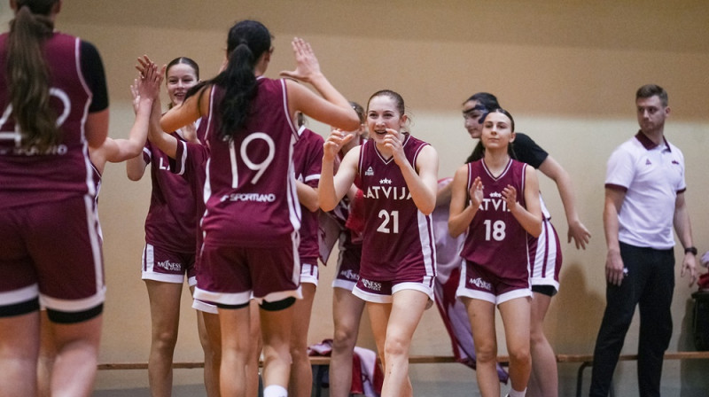 Šarlote Skrebele, Evelīna Sirsniņa, Jeļizaveta Naidjonova. Foto: basket.ee