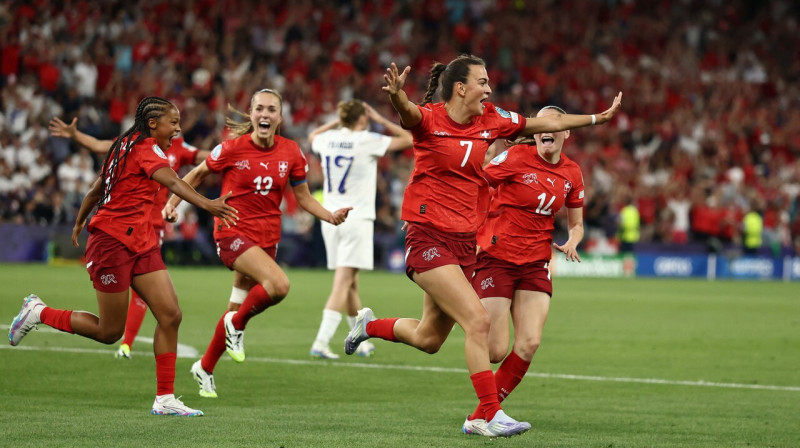 Šveices valstsvienības futbolistes pēc vārtu guvuma spēlē pret Somiju. Foto: Stephane Mahe/Reuters/Scanpix