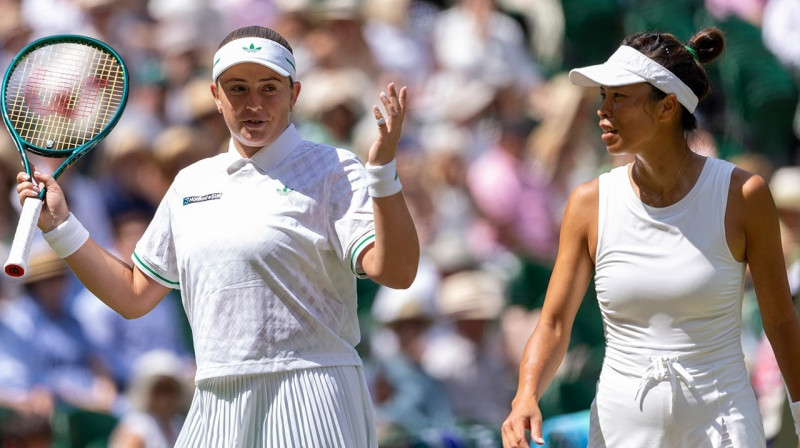 Aļona Ostapenko un Suvei Šei. Foto: Simon Bruty/AELTC, wimbledon.com