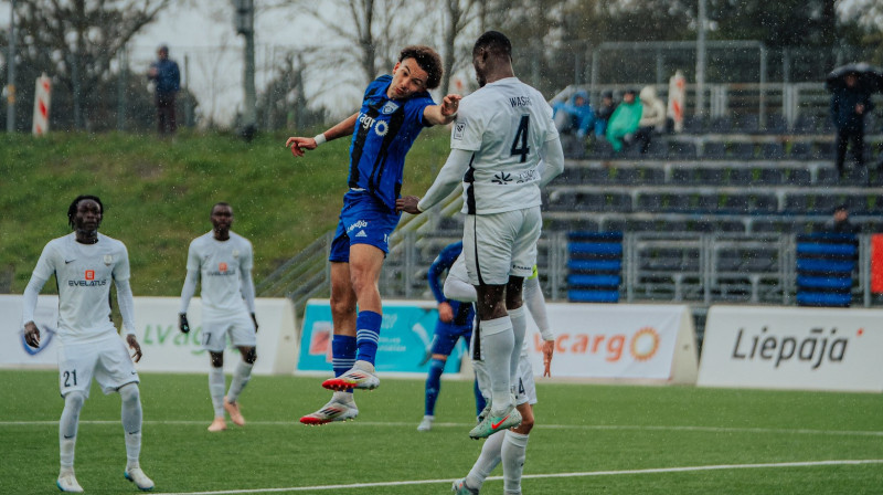"Daugavpils" futbolisti aizsardzībā. Foto: Ralfs Bartnieks
