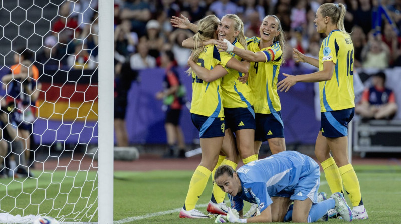 Zviedrijas valstsvienības futbolistes un Vācijas vārtsardze Anna-Katrīna Bergere pēc vārtu guvuma. Foto: Philipp Kresnik/SheKicks/Imago Images/Scanpix