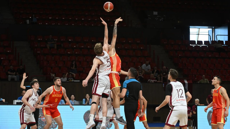 Mirklis no Latvijas un Melnkalnes U20 valstsvienību spēles Erevānā. Foto: FIBA