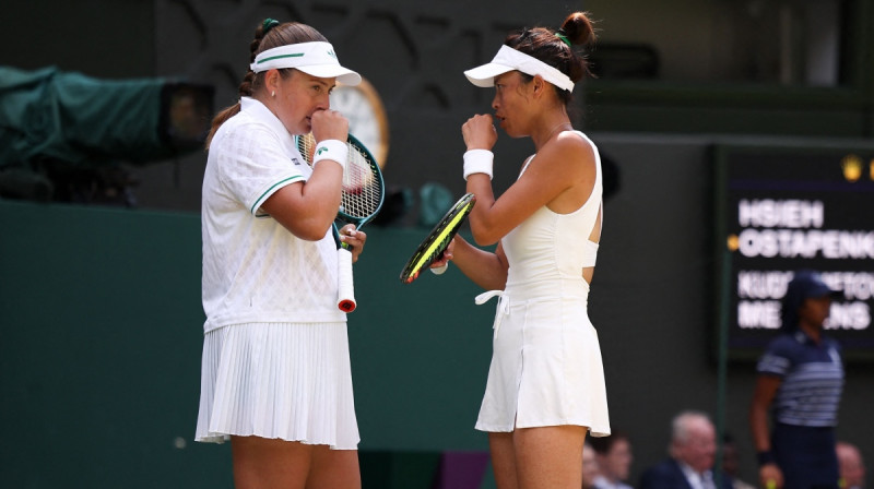 Aļona Ostapenko un Suvei Šei. Foto: AFP/Scanpix