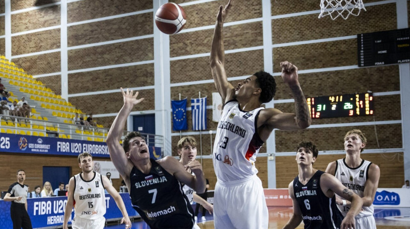 Mirklis no Vācijas un Slovēnijas U20 valstsvienību spēles. Foto: FIBA