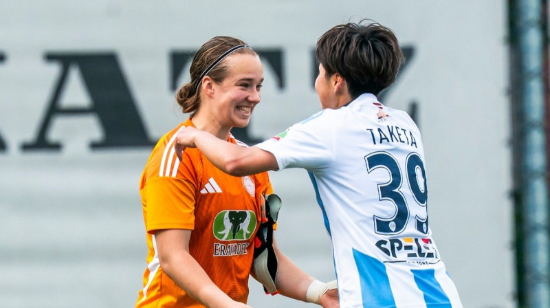 "Riga" futbolistes Elza Renāte Strazdiņa un japāniete Nacumi Taketa. Foto: LFF