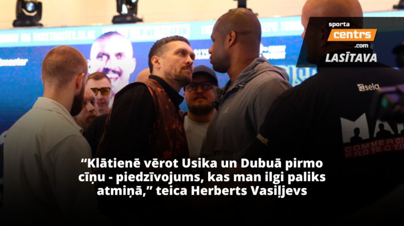 Oleksandrs Usiks un Daniels Dubuā. Foto: Action Images via Reuters/Scanpix