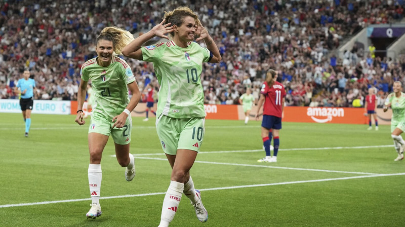 Itāliete Kristiāna Džirelli pēc uzvaras vārtu guvuma Eiropas meistarsacīkšu ceturtdaļfinālā Ženēvā. Foto: Alessandra Tarantino/AP/Scanpix