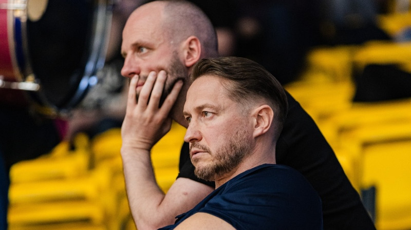 Edgars Buļs un "Rīgas Zeļļu" ģenerālmenedžeris Artūrs Šēnhofs. Foto: Dāvis Lejasmeiers