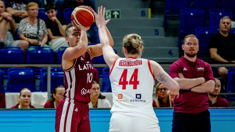 Aleksa Gulbe un Matīss Rožlapa 2025. gada 5. jūnijā Brno. Foto: FIBA