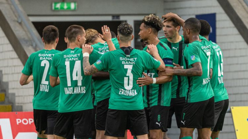 Renārs Varslavāns ar komandas biedriem svin vārtu guvumu. Foto: Kristians Putniņš/FK "Auda"