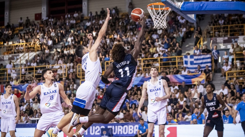 Mirklis no Grieķijas un Francijas U20 valstsvienību spēles Iraklijā. Foto: FIBA