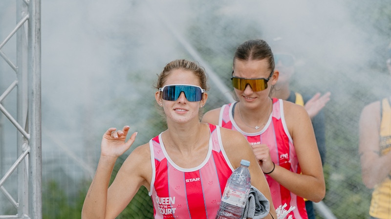 Deniela Konstantinova un Līva Ēbere. Foto: VK Saldus