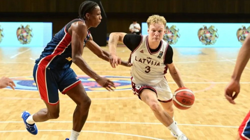 Edvards Egle (ar bumbu) Foto: FIBA
