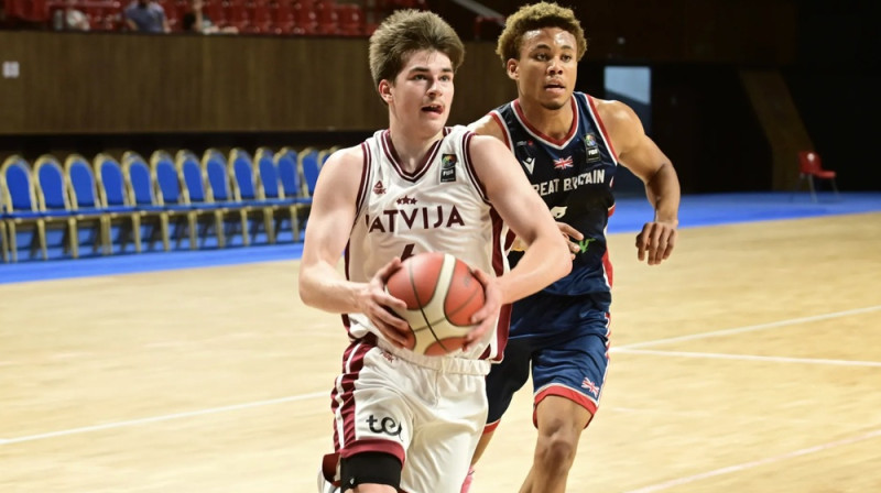 Rolands Šulcs ar bumbu. Foto: FIBA