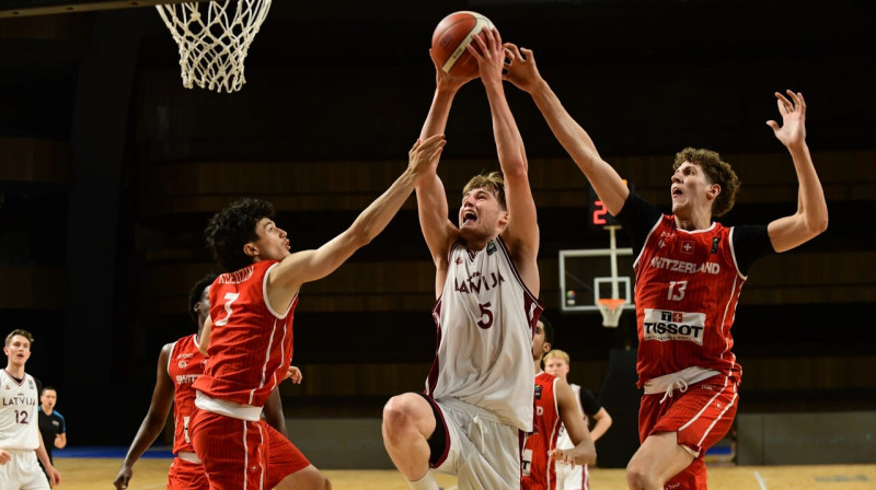 Jānis Jīnemanis uzbrukumā spēlē pret Šveices U20 valstsvienību. Foto: FIBA