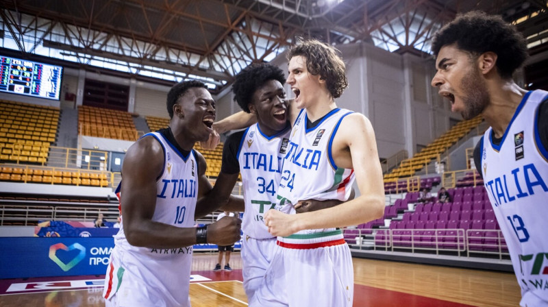 Itālijas U20 valstsvienības basketbolisti pēc Eiropas meistarsacīkšu fināla sasniegšanas Iraklijā. Foto: FIBA