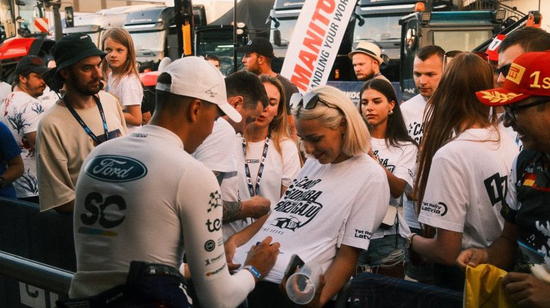 Mārtiņš Sesks kopā ar līdzjutējiem. Foto: Artis Mihailovs/Rally Estonia