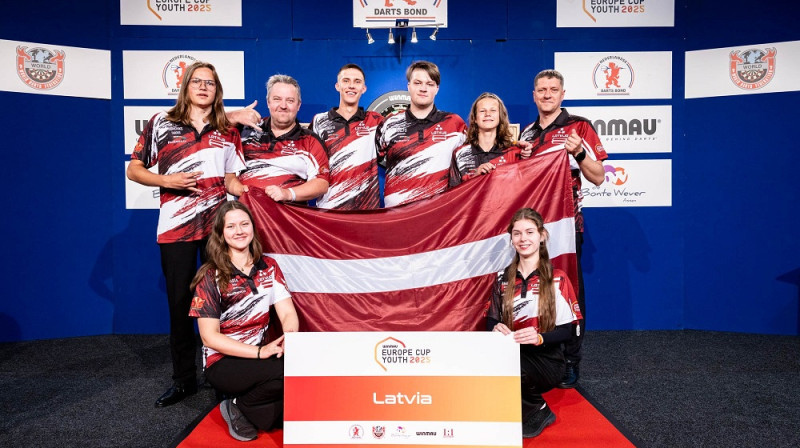 Latvijas jauniešu izlase un LDO prezidents Ž.Buklovskis (otrais no kreisās). Foto: LDO.