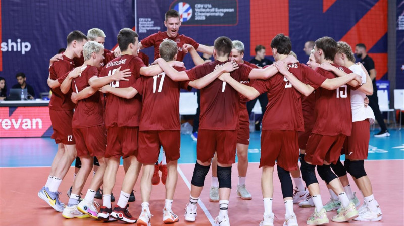 Latvijas U16 valstsvienības volejbolisti pēc uzvaras pār Slovēniju. Foto: CEV