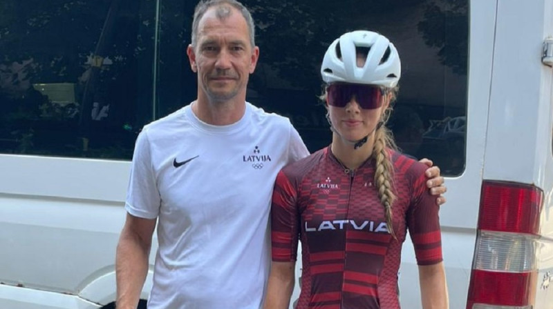 Kate Skujiņa ar treneri Raivi Belohvoščiku. Foto: LRF.