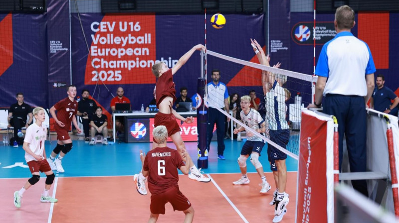 Latvijas U16 valstsvienības volejbolists uzbrukumā. Foto: CEV