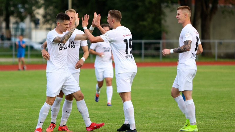"Ogre United" futbolisti pēc vārtu guvuma. Foto: Ogres Ziņas