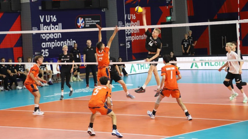 Latvijas U16 valstsvienības volejbolists Gustavs Auniņš uzbrukumā spēlē pret Armēniju. Foto: CEV