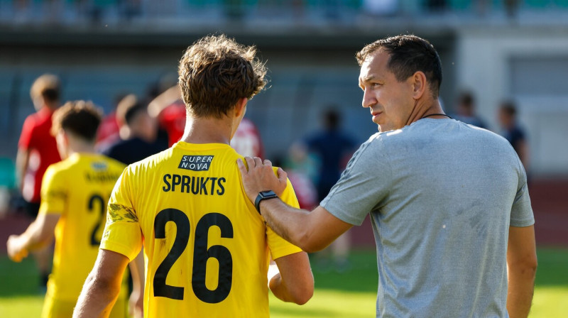 "Super Nova" uzbrucējs Emīls Sprukts un treneris Oļegs Laizāns. Foto: FS Jelgava