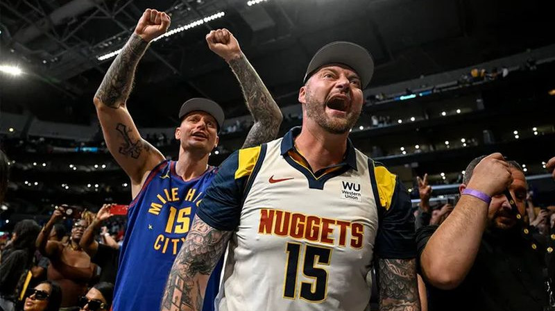 Nemaņja un Strahinja Jokiči 2023. gadā NBA spēlē. Foto: AAron Ontiveroz/The Denver Post
