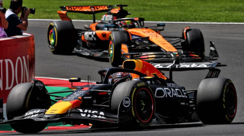 Makss Verstapens un Oskars Piastri. Foto: Motorsport.com