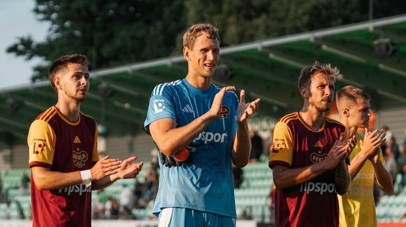 Rihards Matrevics ar komandas biedriem. Foto: FK Dukla Praha