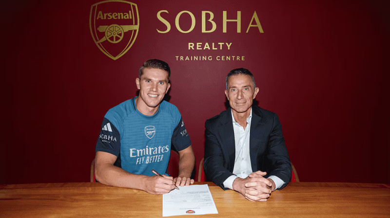 Viktors Ģekerešs un Londonas "Arsenal" sporta direktors Andreā Berta. Foto: Arsenal FC