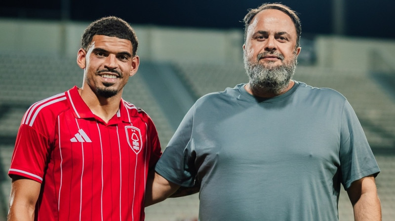Morgans Gibss-Vaits un kluba īpašnieks Evangeloss Marinakis pēc līguma pagarināšanas. Foto: NFFC