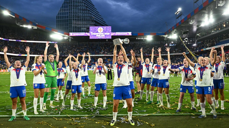 Anglijas izlases futbolistes ar finālspēlē Bāzelē izcīnīto Eiropas čempioņu trofeju. Foto: Fabrice Coffrini/AFP/Scanpix