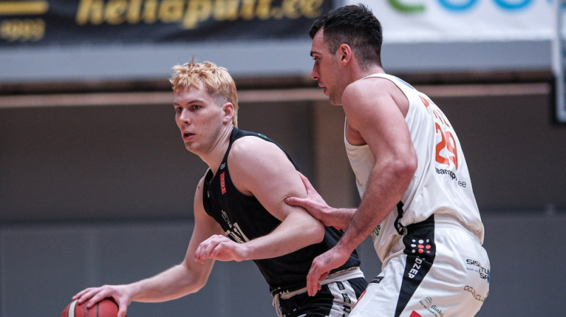 Omars Pajičs (#29) aizsardzībā. Foto: Diana Jesin-Gnibida