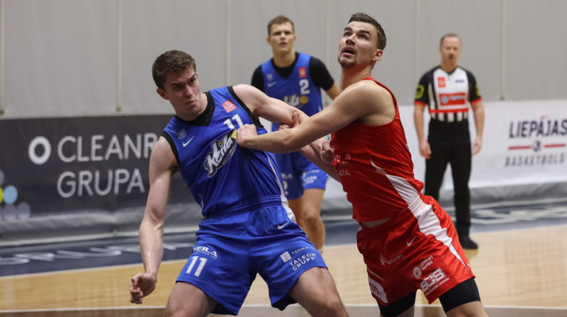 Vitālijs Šimanskis (#11) cīņā ar Rodiju Mačohu. Foto: Ģirts Gertsons
