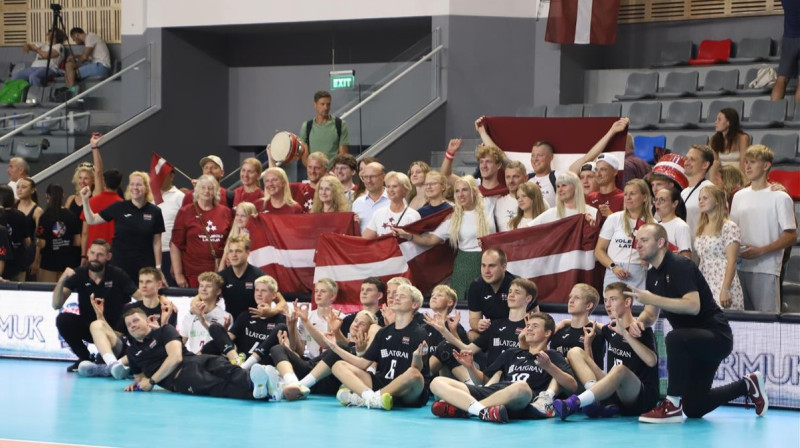 Latvijas U16 valstsvienība volejbolā un tās līdzjutēji Erevānā. Foto: CEV