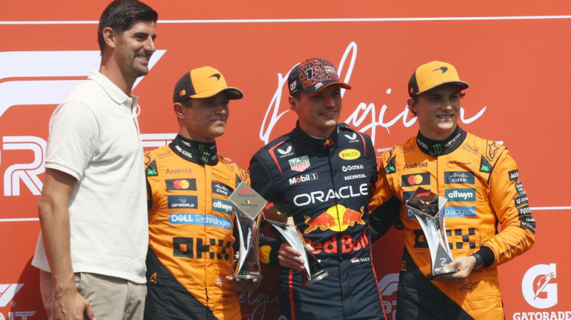 Tibo Kurtuā ar F1 pilotiem. Foto: Motorsport.com