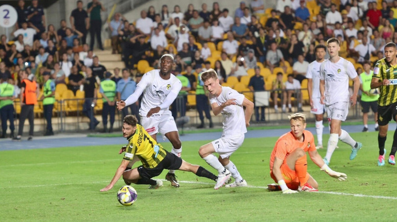Mirklis pirms Almati "Kairat" portugāļu uzbrucēja Žoržinju vārtu guvuma spēlē pret Kuopio komandu. Foto: FC Kairat Almaty