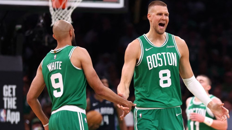 Deriks Vaits un Kristaps Porziņģis Foto: AFP/Scanpix