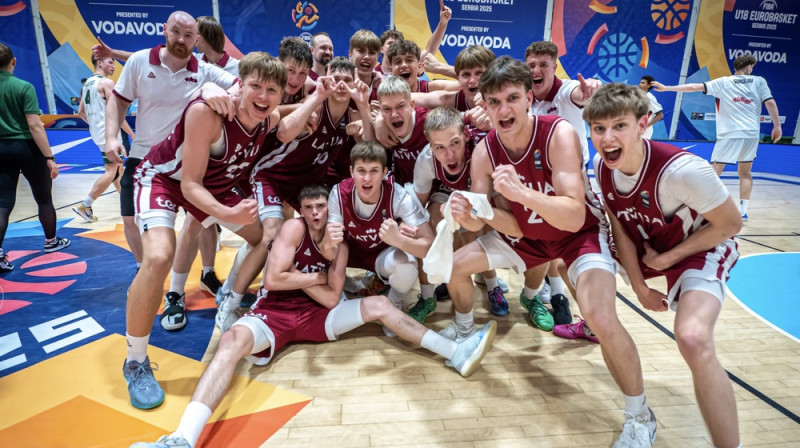 Latvijas U18 izlase pēc uzvaras pār Lietuvu. Foto: FIBA