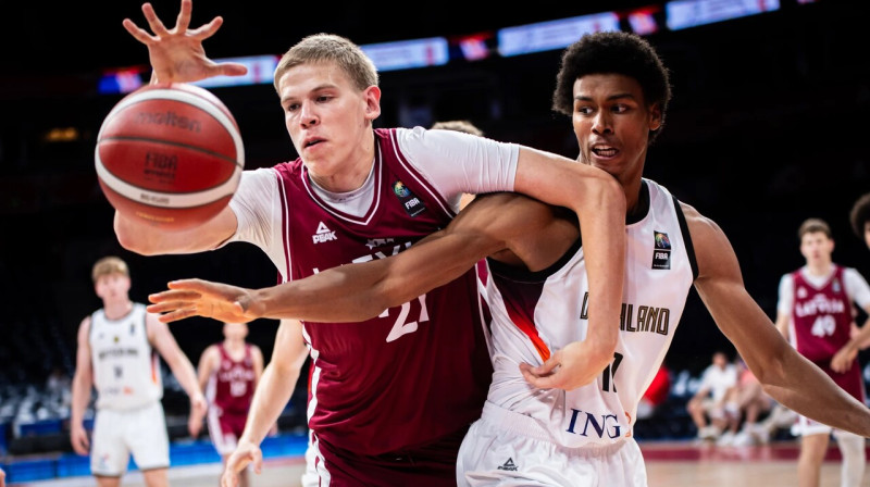Latvijas U18 valstsvienības uzbrucējs Jaroslavs Pihtovs cīņā par bumbu ceturtdaļfināla spēlē pret Vāciju. Foto: FIBA