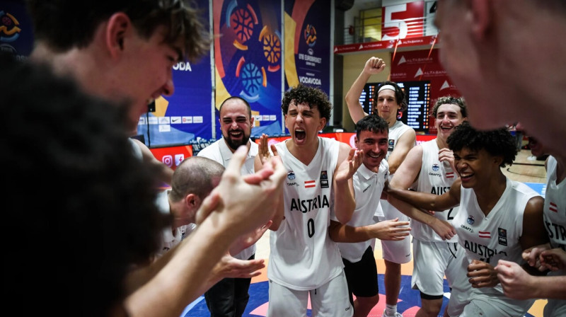 Austrijas U18 valstsvienības basketbolisti pēc vietas Eiropas meistarsacīkšu augstākajā divīzijā nosargāšanas. Foto: FIBA