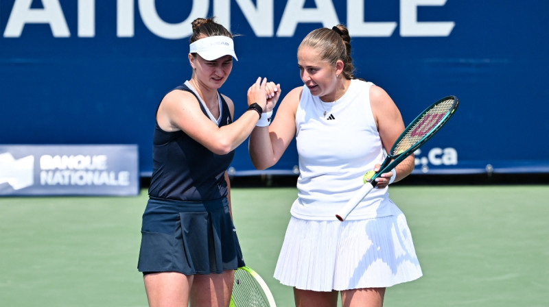 Barbora Krejčīkova un Aļona Ostapenko. Foto: Getty Images/AFP/Scanpix