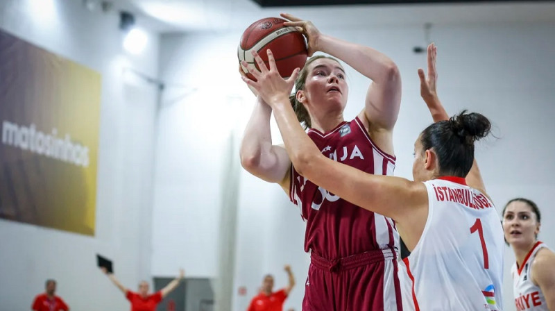 Evelīna Otto un Elifa Istanbuluolu 2025. gada 2. augustā. Foto: FIBA