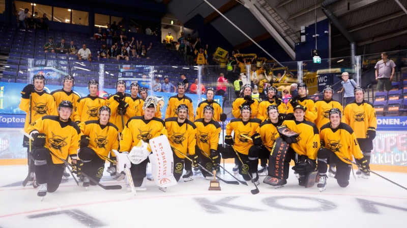 Gustavs Grigals (pirmajā rindā trešais no kreisās puses) un Lapēnrantas "SaiPa" hokejisti pēc triumfa "Pitsiturnaus" sacensībās. Foto: SaiPa