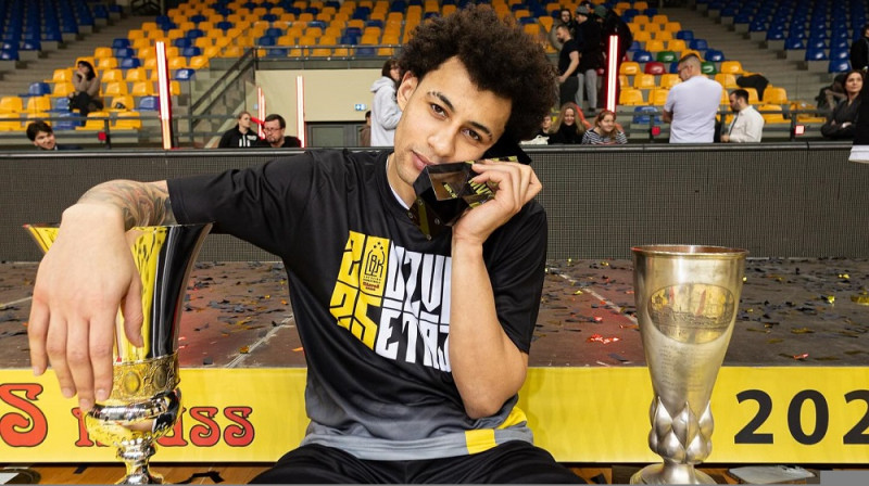 Isufs Sanons ar Latvijas kausu un MVP balvu Daugavpilī. Foto: LBS