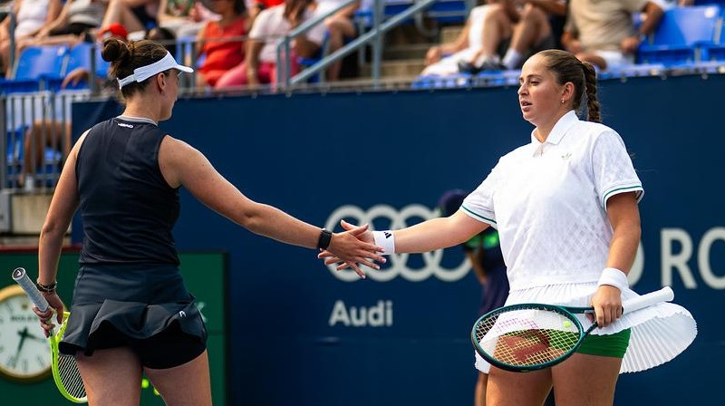 Barbora Krejčīkova un Aļona Ostapenko. Foto: Jimmie48 / WTA