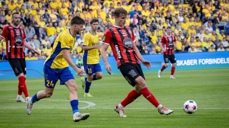 Klāvs Kramēns ar bumbu. Foto: RSmedia/Havnar Bóltfelag