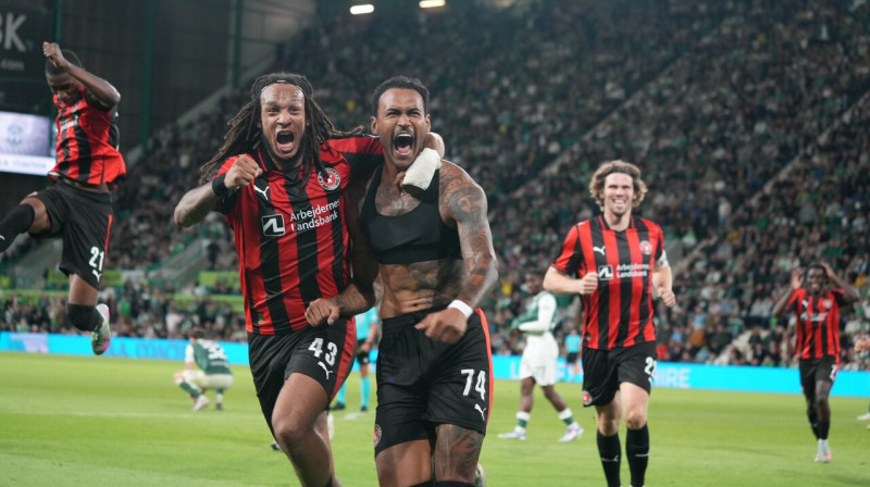 Herningas "Midtjylland" futbolisti pēc uzvaras vārtu guvuma UEFA Eiropas līgas kvalifikācijas spēlē Edinburgā. Foto: Alec Brown/Zumapress.com/Scanpix